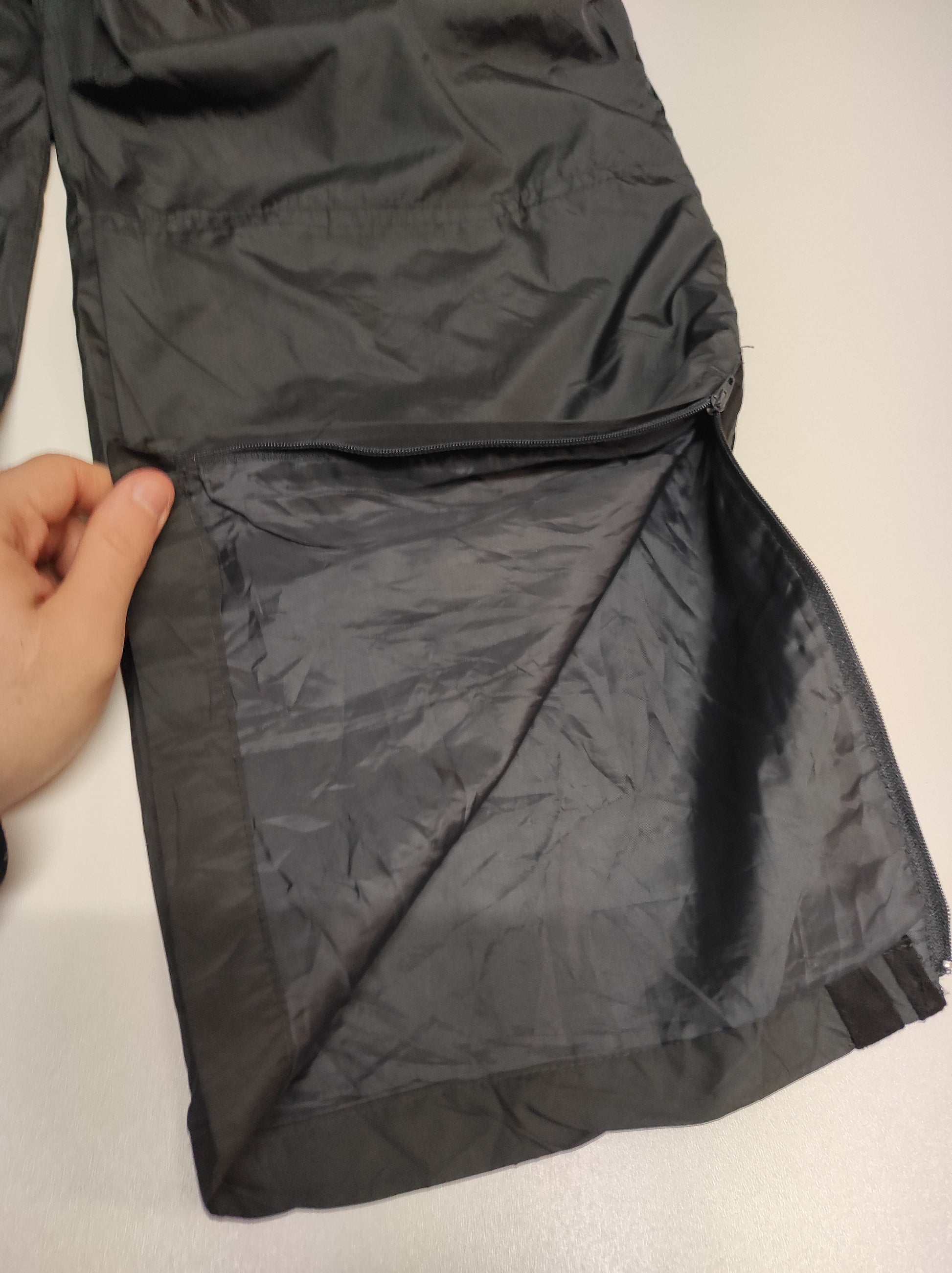 Entdecke unsere Vintage Track Pants von Nike und anderen Marken, erhältlich bei Valuxery.de - Dein Shop für trendige Vintage - Kleidung. Unsere Track Pants sind aus hochwertigen Materialien und