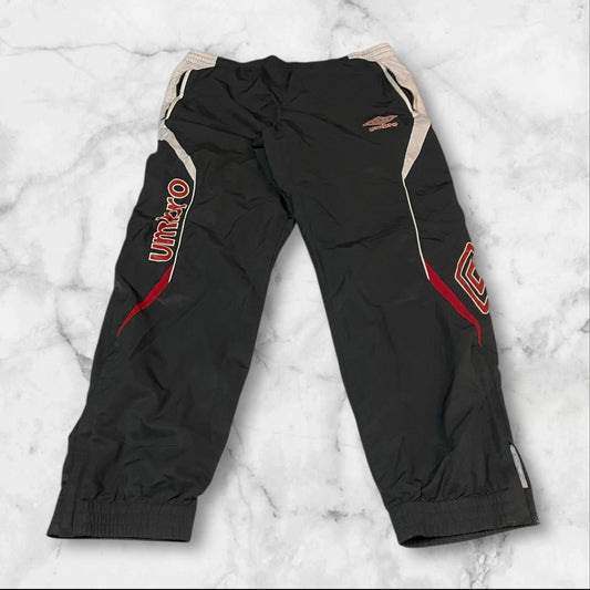 Entdecke unsere Vintage Track Pants von Nike und anderen Marken, erhältlich bei Valuxery.de - Dein Shop für trendige Vintage - Kleidung. Unsere Track Pants sind aus hochwertigen Materialien und