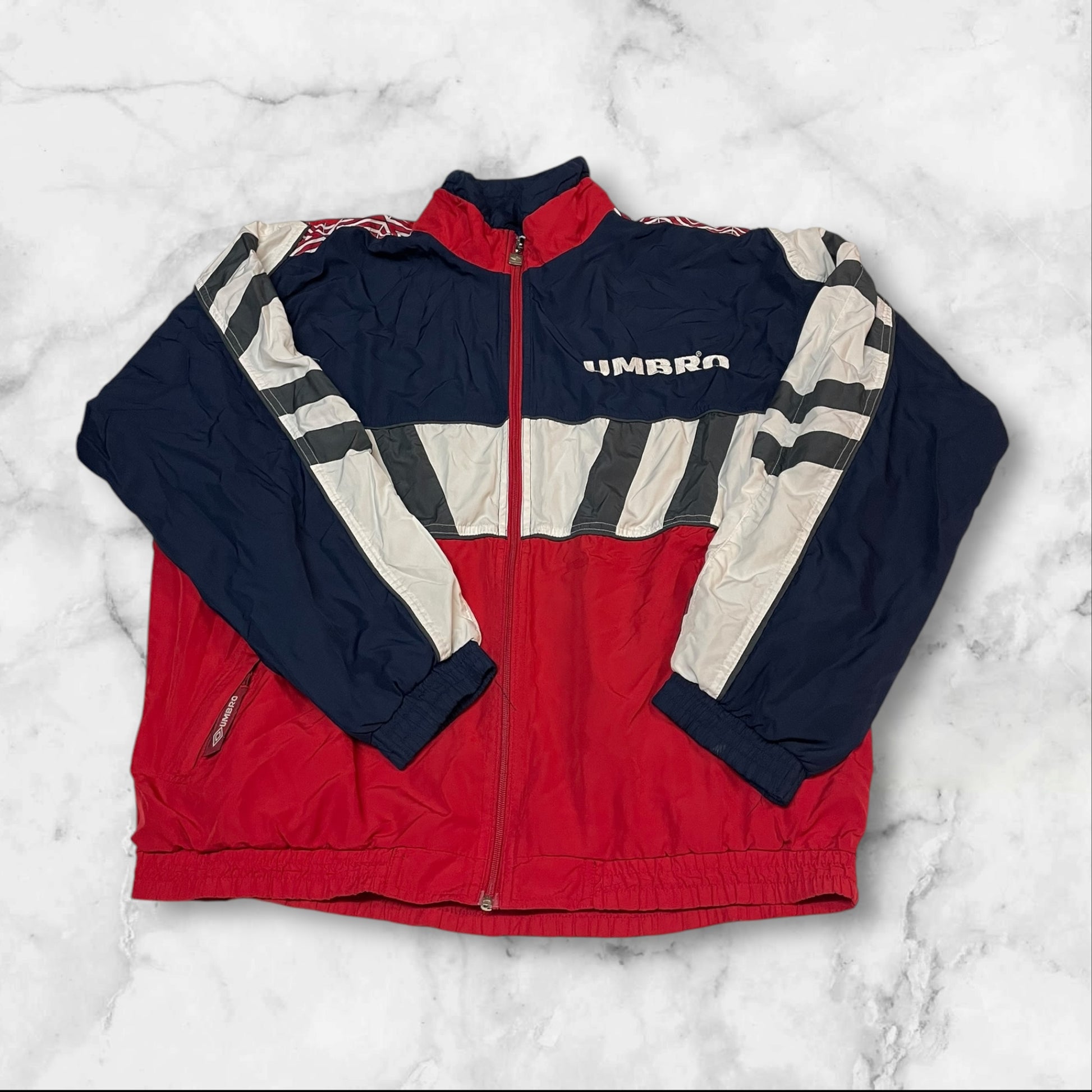Entdecke unsere Vintage Track Pants von Nike und anderen Marken, erhältlich bei Valuxery.de - Dein Shop für trendige Vintage - Kleidung. Unsere Track Pants sind aus hochwertigen Materialien und