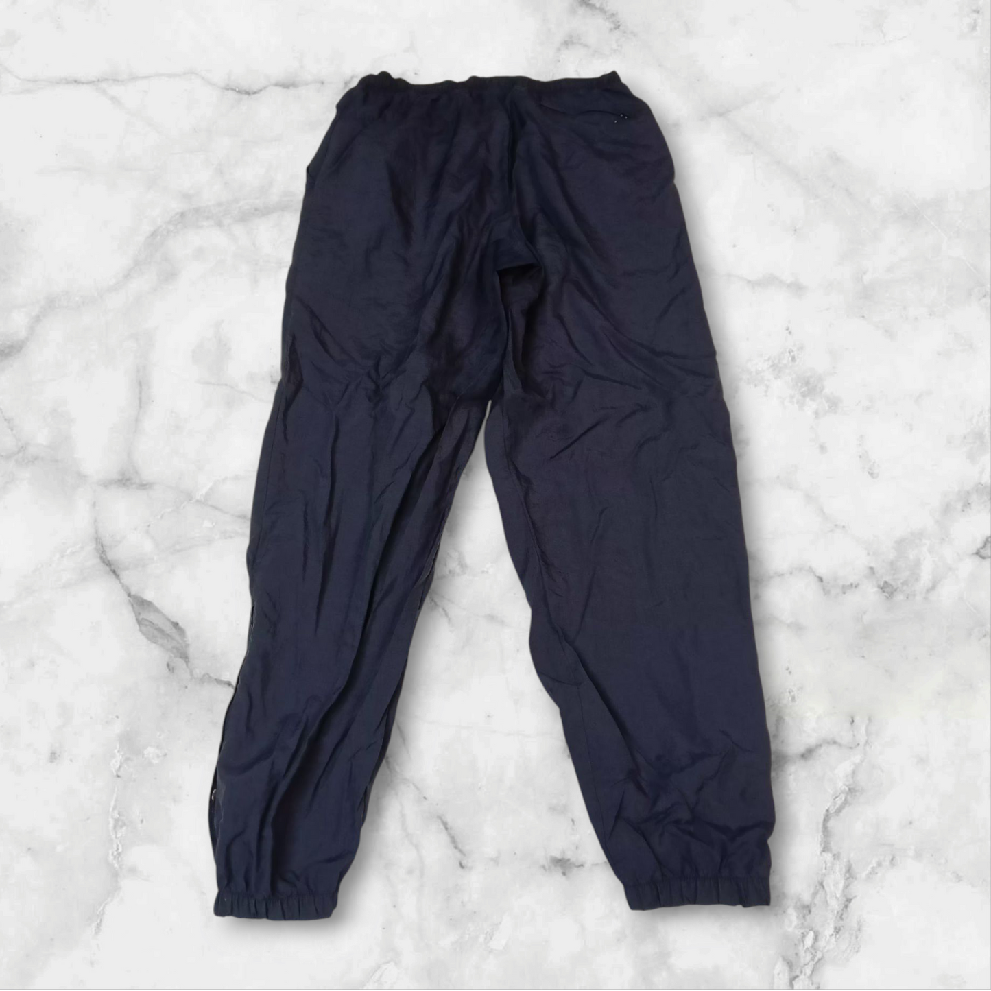 Entdecke unsere Vintage Track Pants von Nike und anderen Marken, erhältlich bei Valuxery.de - Dein Shop für trendige Vintage - Kleidung. Unsere Track Pants sind aus hochwertigen Materialien und