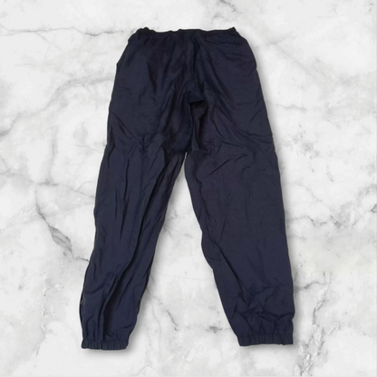Entdecke unsere Vintage Track Pants von Nike und anderen Marken, erhältlich bei Valuxery.de - Dein Shop für trendige Vintage - Kleidung. Unsere Track Pants sind aus hochwertigen Materialien und