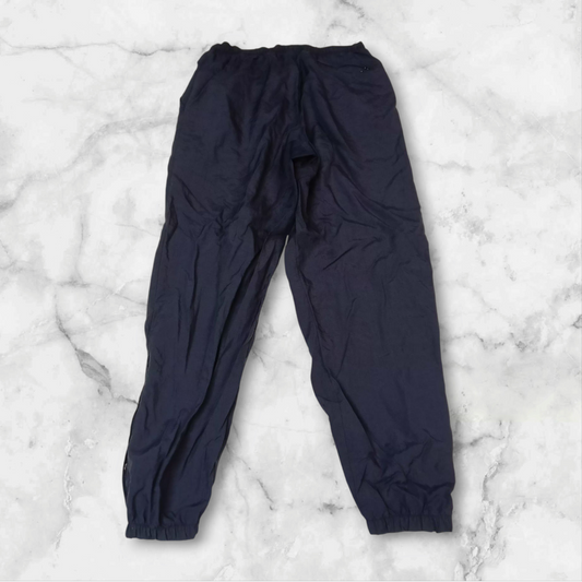 Entdecke unsere Vintage Track Pants von Nike und anderen Marken, erhältlich bei Valuxery.de - Dein Shop für trendige Vintage - Kleidung. Unsere Track Pants sind aus hochwertigen Materialien und