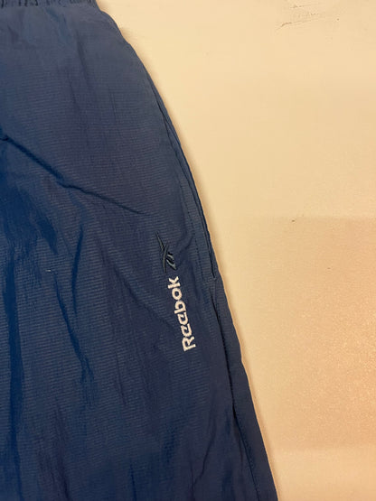 Entdecke unsere Vintage Track Pants von Nike und anderen Marken, erhältlich bei Valuxery.de - Dein Shop für trendige Vintage - Kleidung. Unsere Track Pants sind aus hochwertigen Materialien und