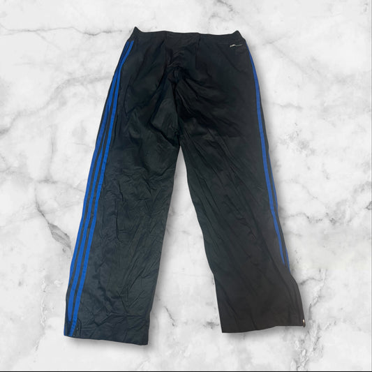 Entdecke unsere Vintage Track Pants von Nike und anderen Marken, erhältlich bei Valuxery.de - Dein Shop für trendige Vintage - Kleidung. Unsere Track Pants sind aus hochwertigen Materialien und