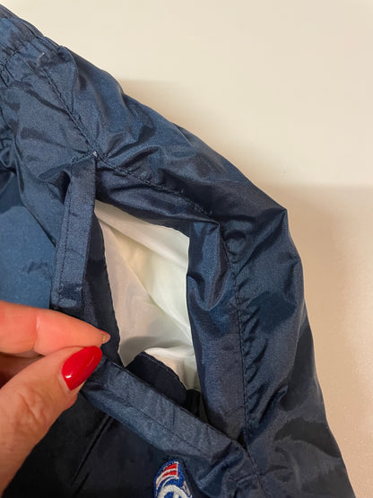 Entdecke unsere Vintage Track Pants von Nike und anderen Marken, erhältlich bei Valuxery.de - Dein Shop für trendige Vintage - Kleidung. Unsere Track Pants sind aus hochwertigen Materialien und
