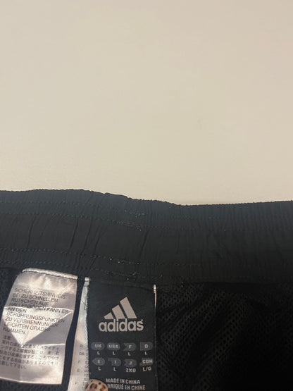 Entdecke unsere Vintage Track Pants von Nike und anderen Marken, erhältlich bei Valuxery.de - Dein Shop für trendige Vintage - Kleidung. Unsere Track Pants sind aus hochwertigen Materialien und