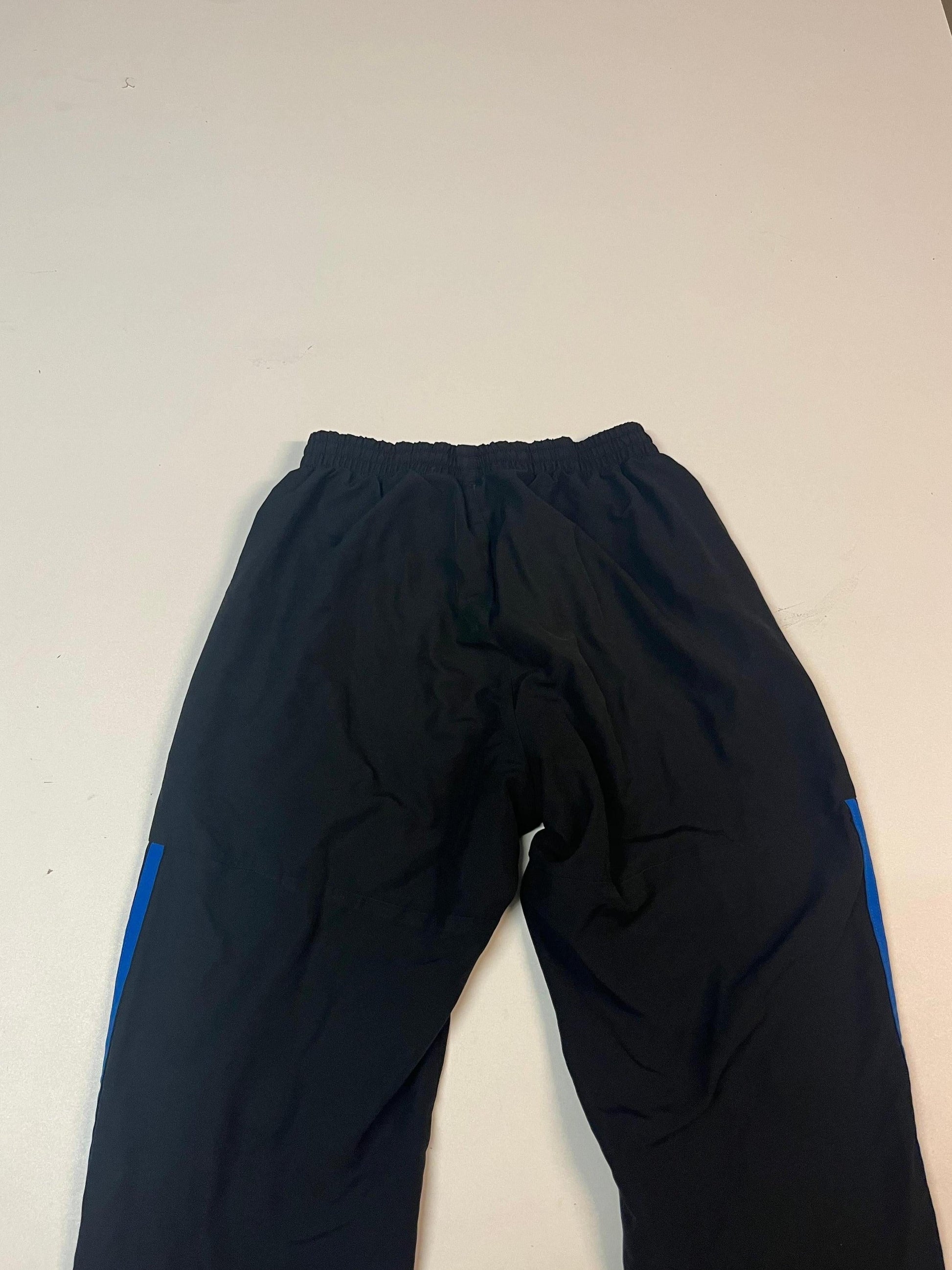 Entdecke unsere Vintage Track Pants von Nike und anderen Marken, erhältlich bei Valuxery.de - Dein Shop für trendige Vintage - Kleidung. Unsere Track Pants sind aus hochwertigen Materialien und