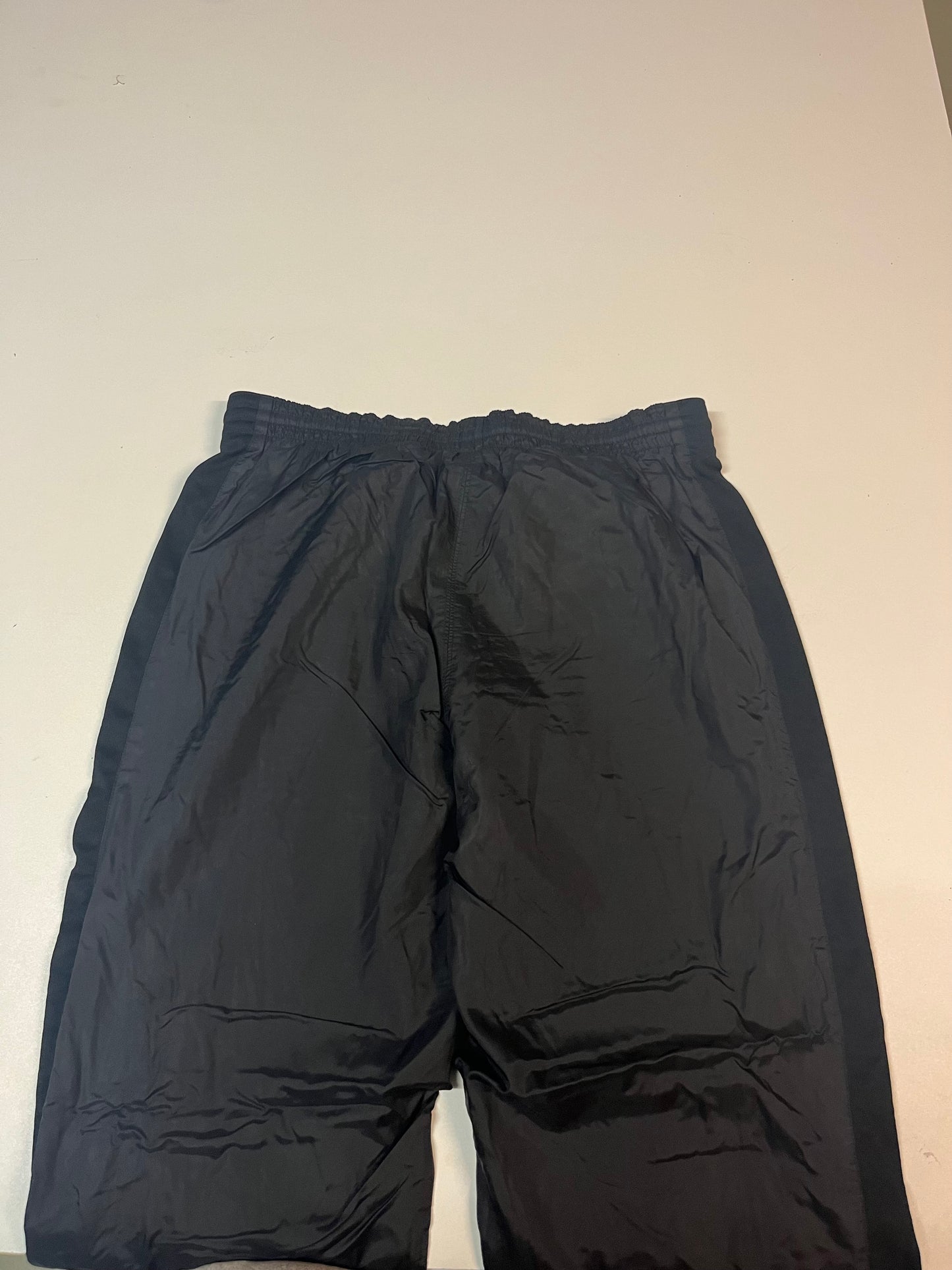 Entdecke unsere Vintage Track Pants von Nike und anderen Marken, erhältlich bei Valuxery.de - Dein Shop für trendige Vintage - Kleidung. Unsere Track Pants sind aus hochwertigen Materialien und