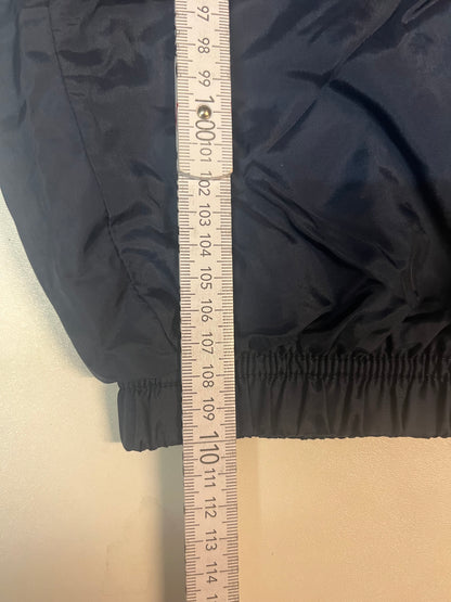 Entdecke unsere Vintage Track Pants von Nike und anderen Marken, erhältlich bei Valuxery.de - Dein Shop für trendige Vintage - Kleidung. Unsere Track Pants sind aus hochwertigen Materialien und