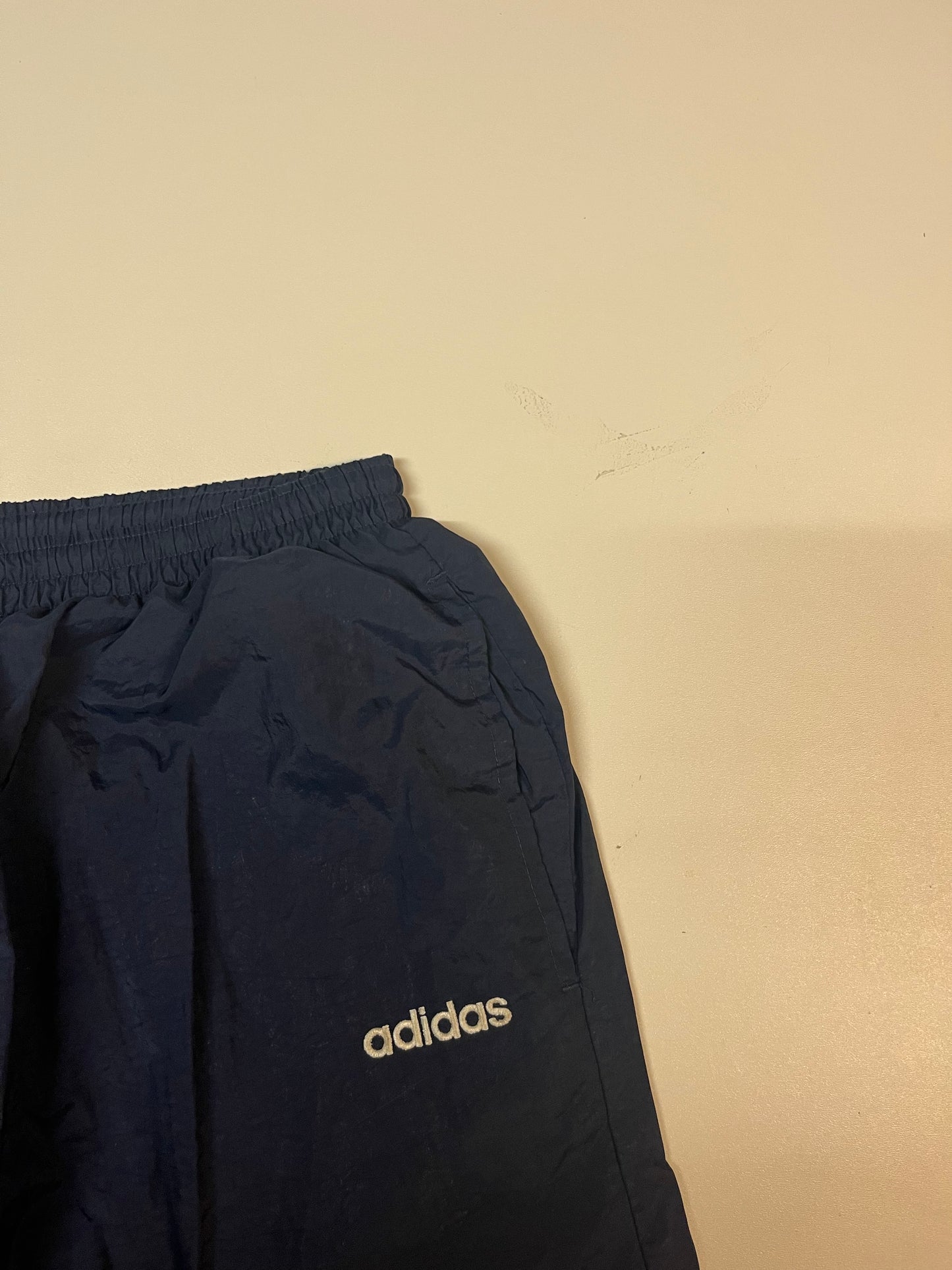 Entdecke unsere Vintage Track Pants von Nike und anderen Marken, erhältlich bei Valuxery.de - Dein Shop für trendige Vintage - Kleidung. Unsere Track Pants sind aus hochwertigen Materialien und