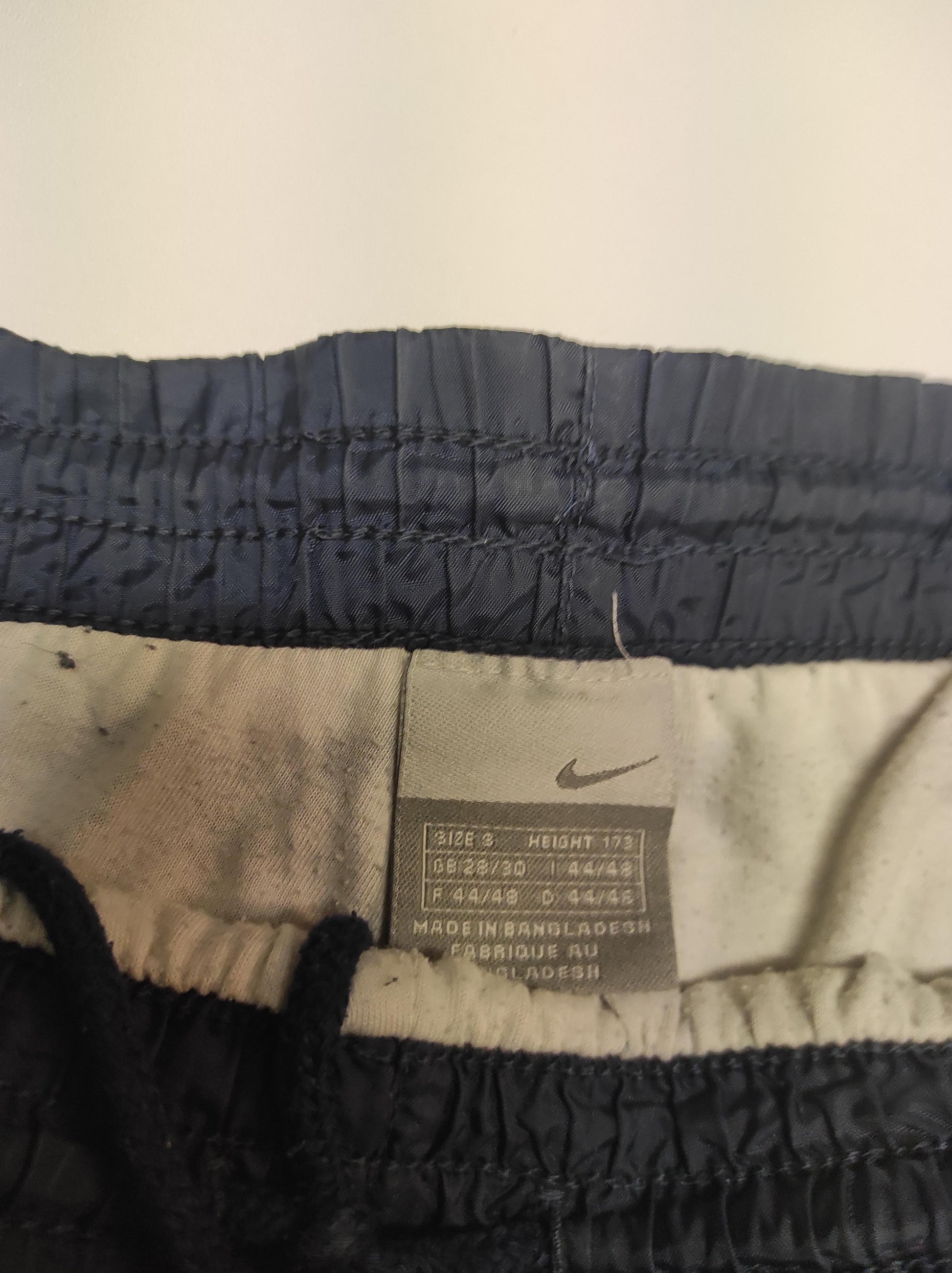 Entdecke unsere Vintage Track Pants von Nike und anderen Marken, erhältlich bei Valuxery.de - Dein Shop für trendige Vintage - Kleidung. Unsere Track Pants sind aus hochwertigen Materialien und