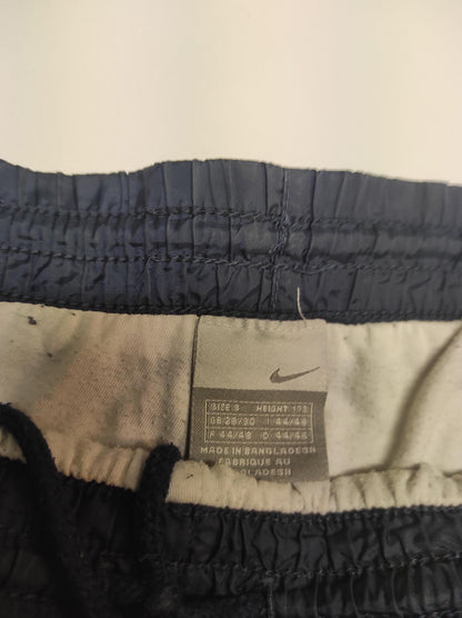 Entdecke unsere Vintage Track Pants von Nike und anderen Marken, erhältlich bei Valuxery.de - Dein Shop für trendige Vintage - Kleidung. Unsere Track Pants sind aus hochwertigen Materialien und