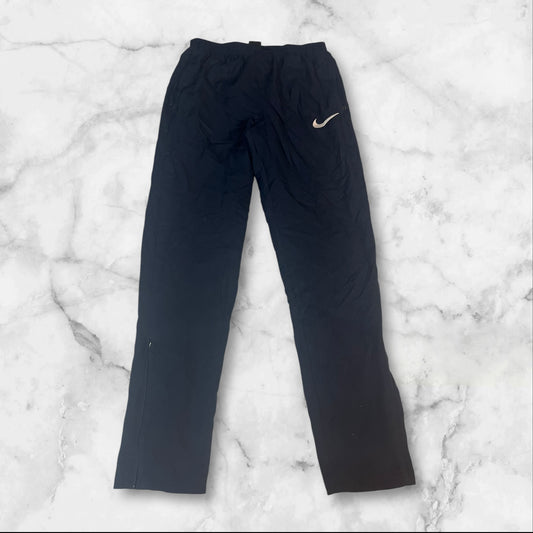 Entdecke unsere Vintage Track Pants von Nike und anderen Marken, erhältlich bei Valuxery.de - Dein Shop für trendige Vintage - Kleidung. Unsere Track Pants sind aus hochwertigen Materialien und