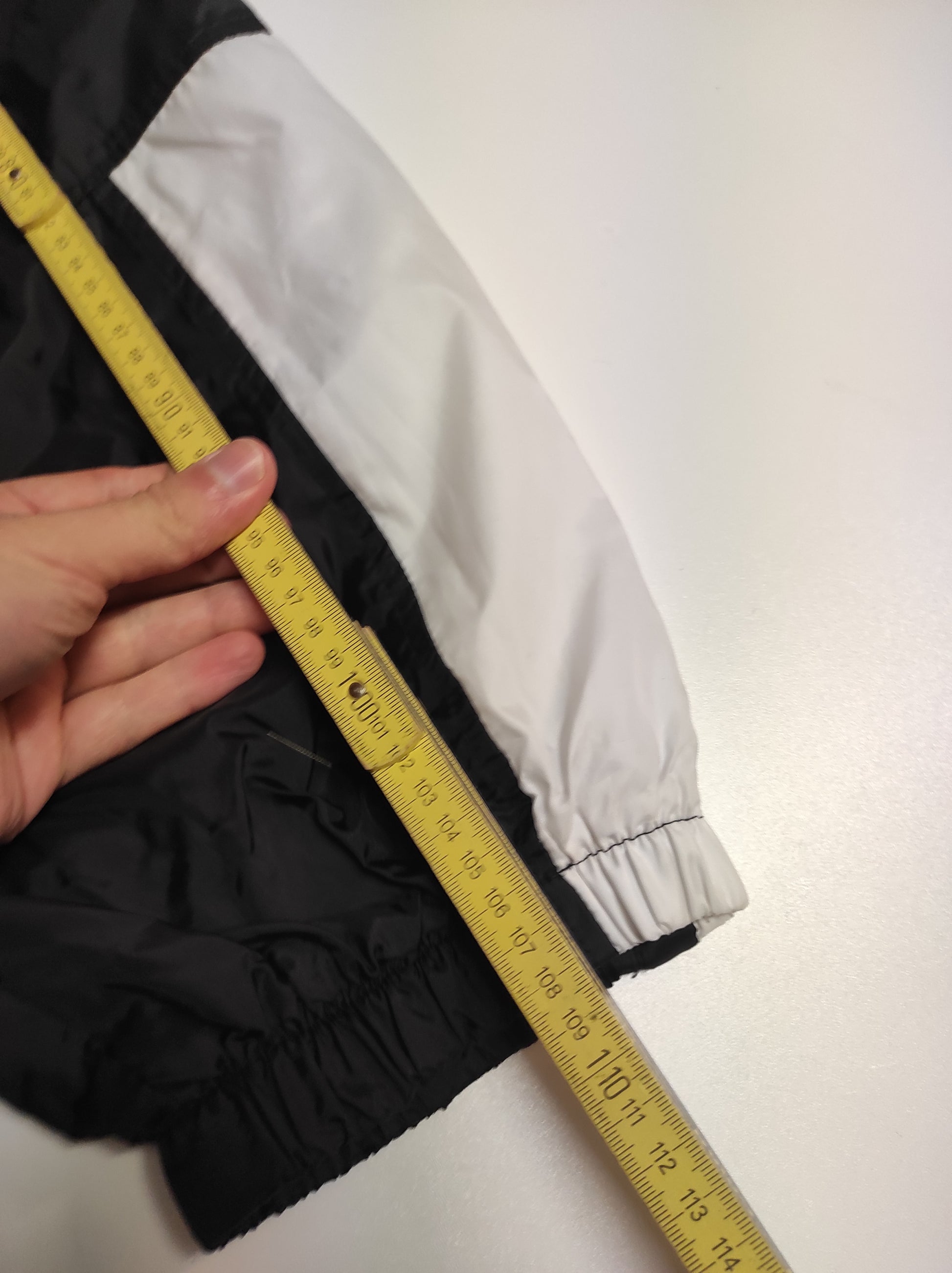 Entdecke unsere Vintage Track Pants von Nike und anderen Marken, erhältlich bei Valuxery.de - Dein Shop für trendige Vintage - Kleidung. Unsere Track Pants sind aus hochwertigen Materialien und