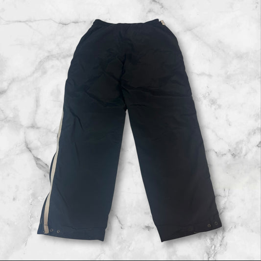 Entdecke unsere Vintage Track Pants von Nike und anderen Marken, erhältlich bei Valuxery.de - Dein Shop für trendige Vintage - Kleidung. Unsere Track Pants sind aus hochwertigen Materialien und