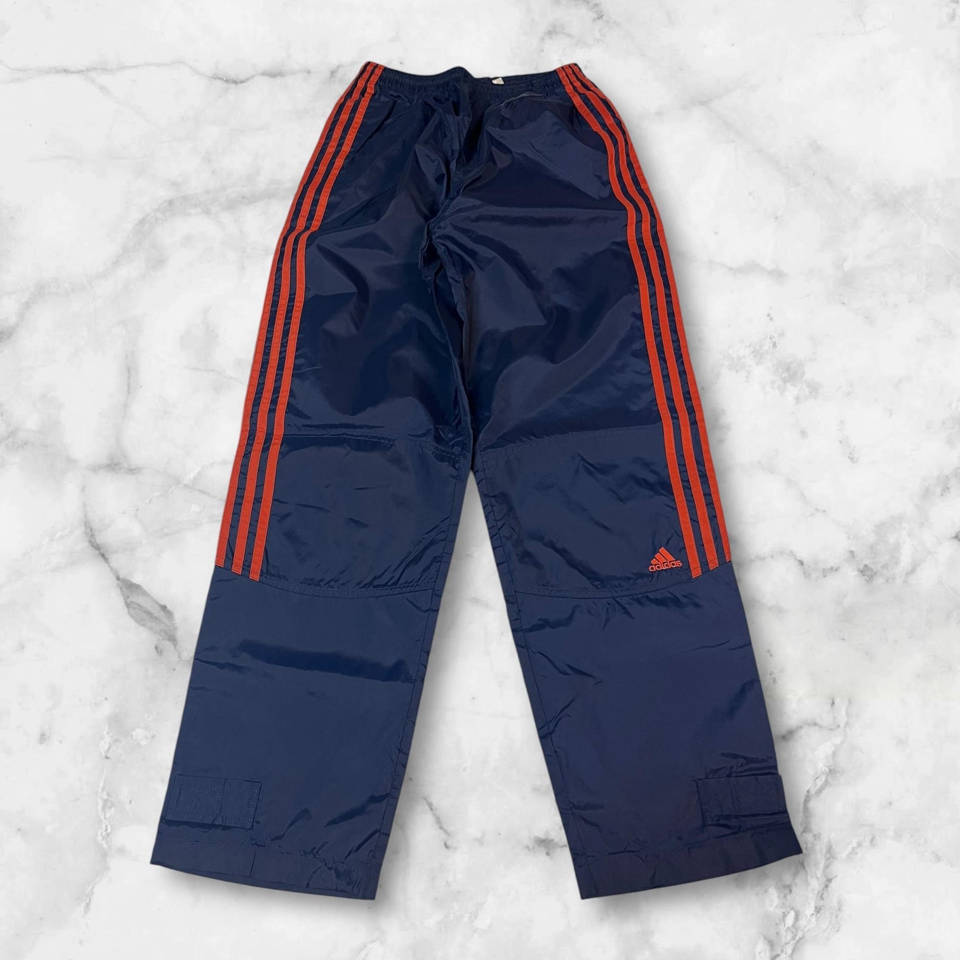 Entdecke unsere Vintage Track Pants von Nike und anderen Marken, erhältlich bei Valuxery.de - Dein Shop für trendige Vintage - Kleidung. Unsere Track Pants sind aus hochwertigen Materialien und