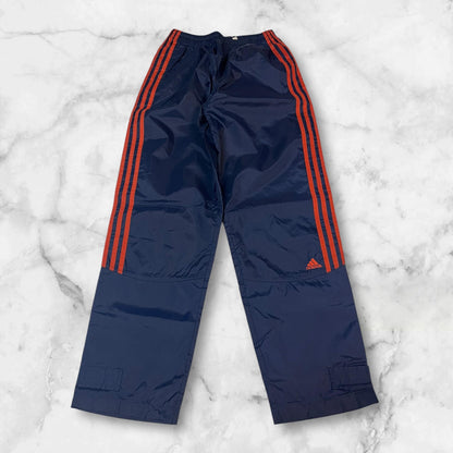 Entdecke unsere Vintage Track Pants von Nike und anderen Marken, erhältlich bei Valuxery.de - Dein Shop für trendige Vintage - Kleidung. Unsere Track Pants sind aus hochwertigen Materialien und