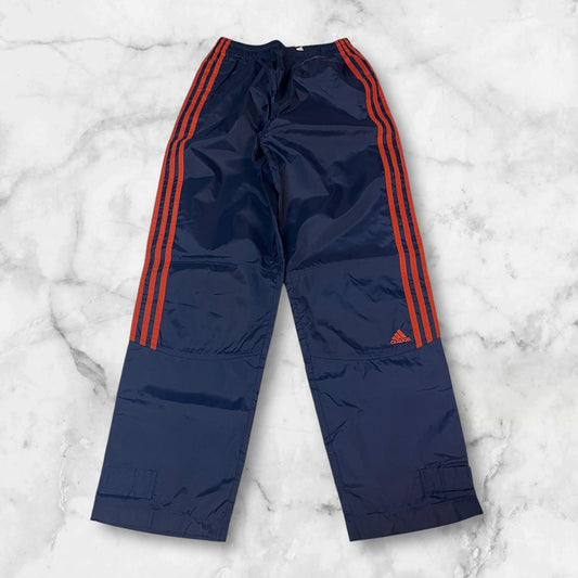 Entdecke unsere Vintage Track Pants von Nike und anderen Marken, erhältlich bei Valuxery.de - Dein Shop für trendige Vintage - Kleidung. Unsere Track Pants sind aus hochwertigen Materialien und