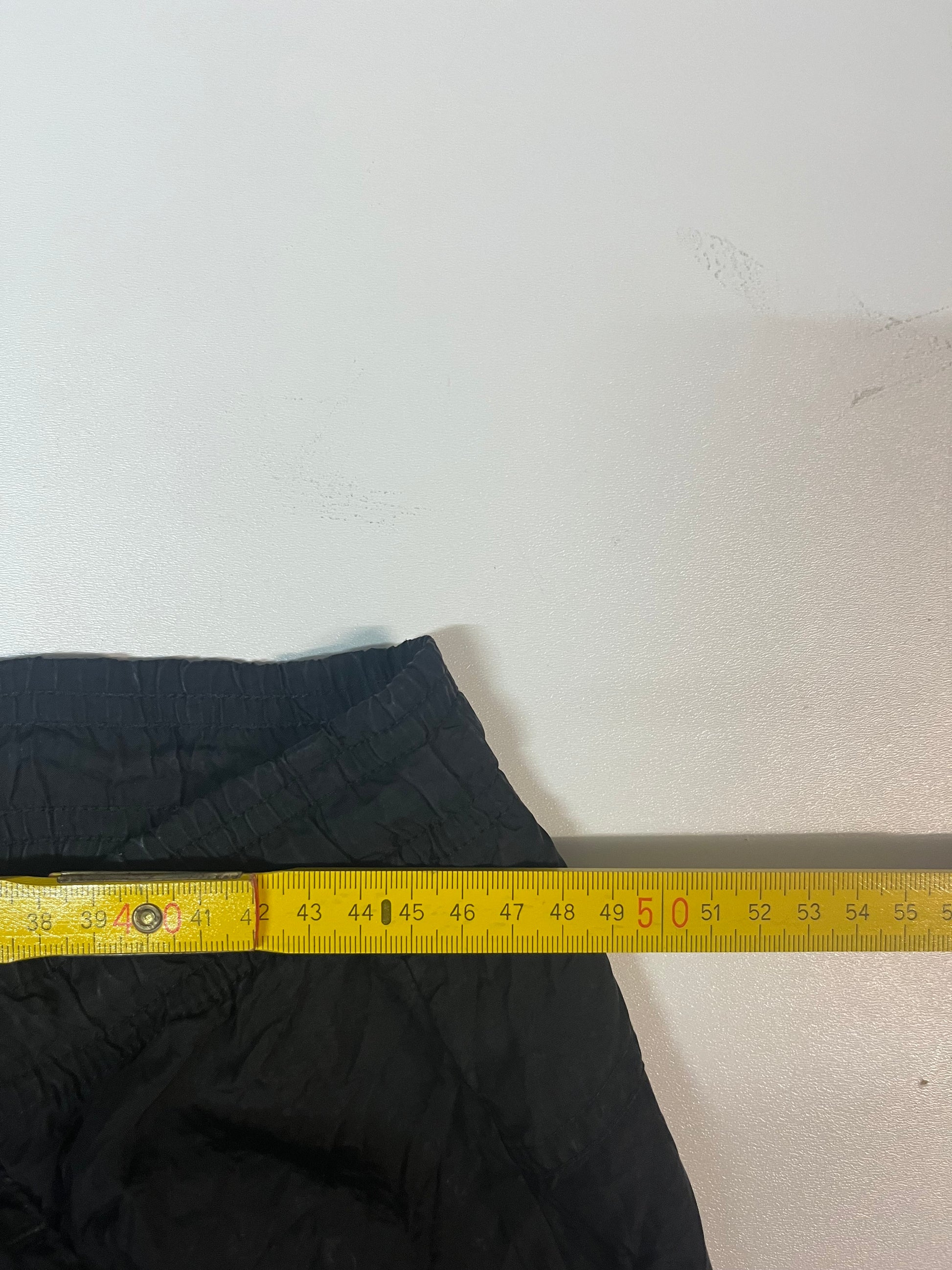 Entdecke unsere Vintage Track Pants von Nike und anderen Marken, erhältlich bei Valuxery.de - Dein Shop für trendige Vintage - Kleidung. Unsere Track Pants sind aus hochwertigen Materialien und