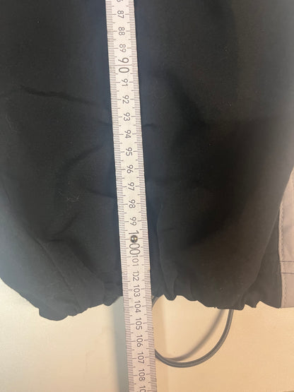 Entdecke unsere Vintage Track Pants von Nike und anderen Marken, erhältlich bei Valuxery.de - Dein Shop für trendige Vintage - Kleidung. Unsere Track Pants sind aus hochwertigen Materialien und