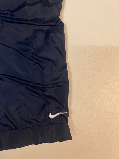 Entdecke unsere Vintage Track Pants von Nike und anderen Marken, erhältlich bei Valuxery.de - Dein Shop für trendige Vintage - Kleidung. Unsere Track Pants sind aus hochwertigen Materialien und