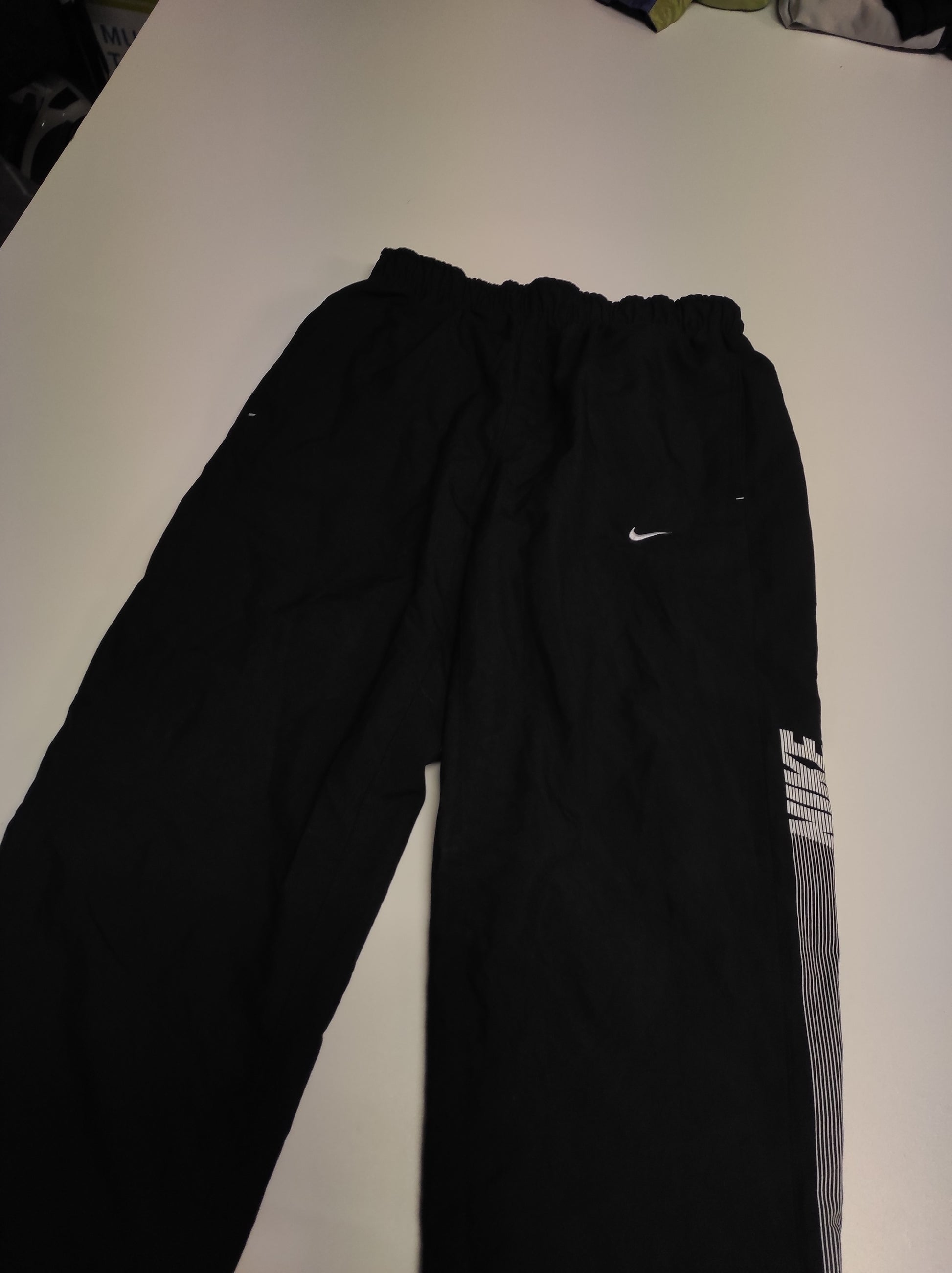 Entdecke unsere Vintage Track Pants von Nike und anderen Marken, erhältlich bei Valuxery.de - Dein Shop für trendige Vintage - Kleidung. Unsere Track Pants sind aus hochwertigen Materialien und