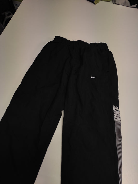 Entdecke unsere Vintage Track Pants von Nike und anderen Marken, erhältlich bei Valuxery.de - Dein Shop für trendige Vintage - Kleidung. Unsere Track Pants sind aus hochwertigen Materialien und