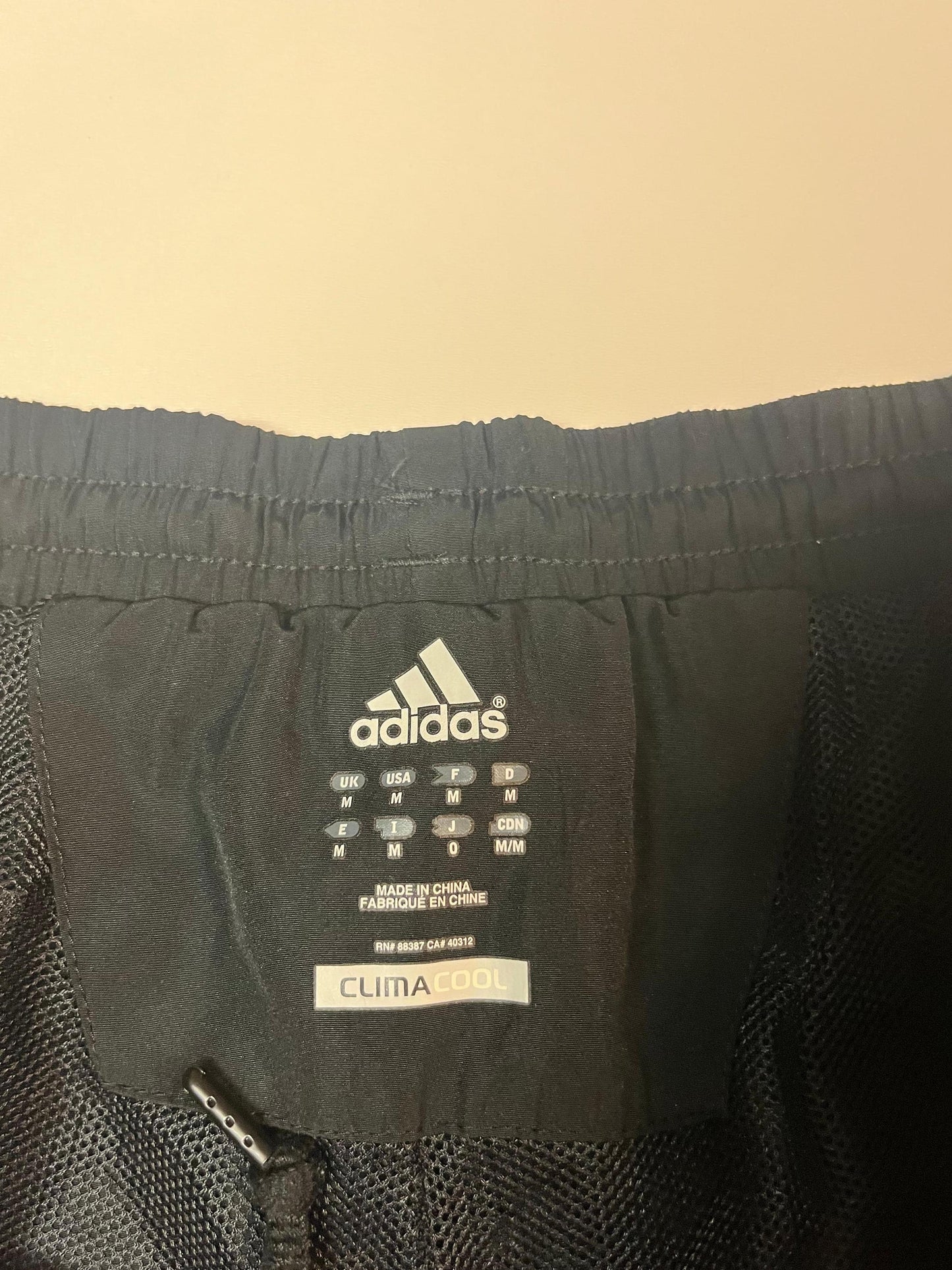 Entdecke unsere Vintage Track Pants von Nike und anderen Marken, erhältlich bei Valuxery.de - Dein Shop für trendige Vintage - Kleidung. Unsere Track Pants sind aus hochwertigen Materialien und