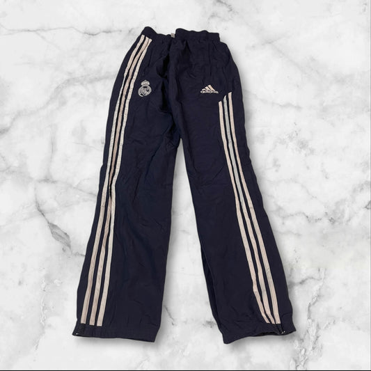 Entdecke unsere Vintage Track Pants von Nike und anderen Marken, erhältlich bei Valuxery.de - Dein Shop für trendige Vintage - Kleidung. Unsere Track Pants sind aus hochwertigen Materialien und