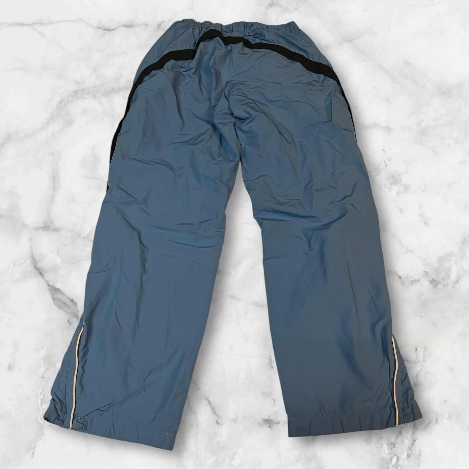 Entdecke unsere Vintage Track Pants von Nike und anderen Marken, erhältlich bei Valuxery.de - Dein Shop für trendige Vintage - Kleidung. Unsere Track Pants sind aus hochwertigen Materialien und