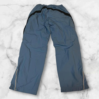 Entdecke unsere Vintage Track Pants von Nike und anderen Marken, erhältlich bei Valuxery.de - Dein Shop für trendige Vintage - Kleidung. Unsere Track Pants sind aus hochwertigen Materialien und