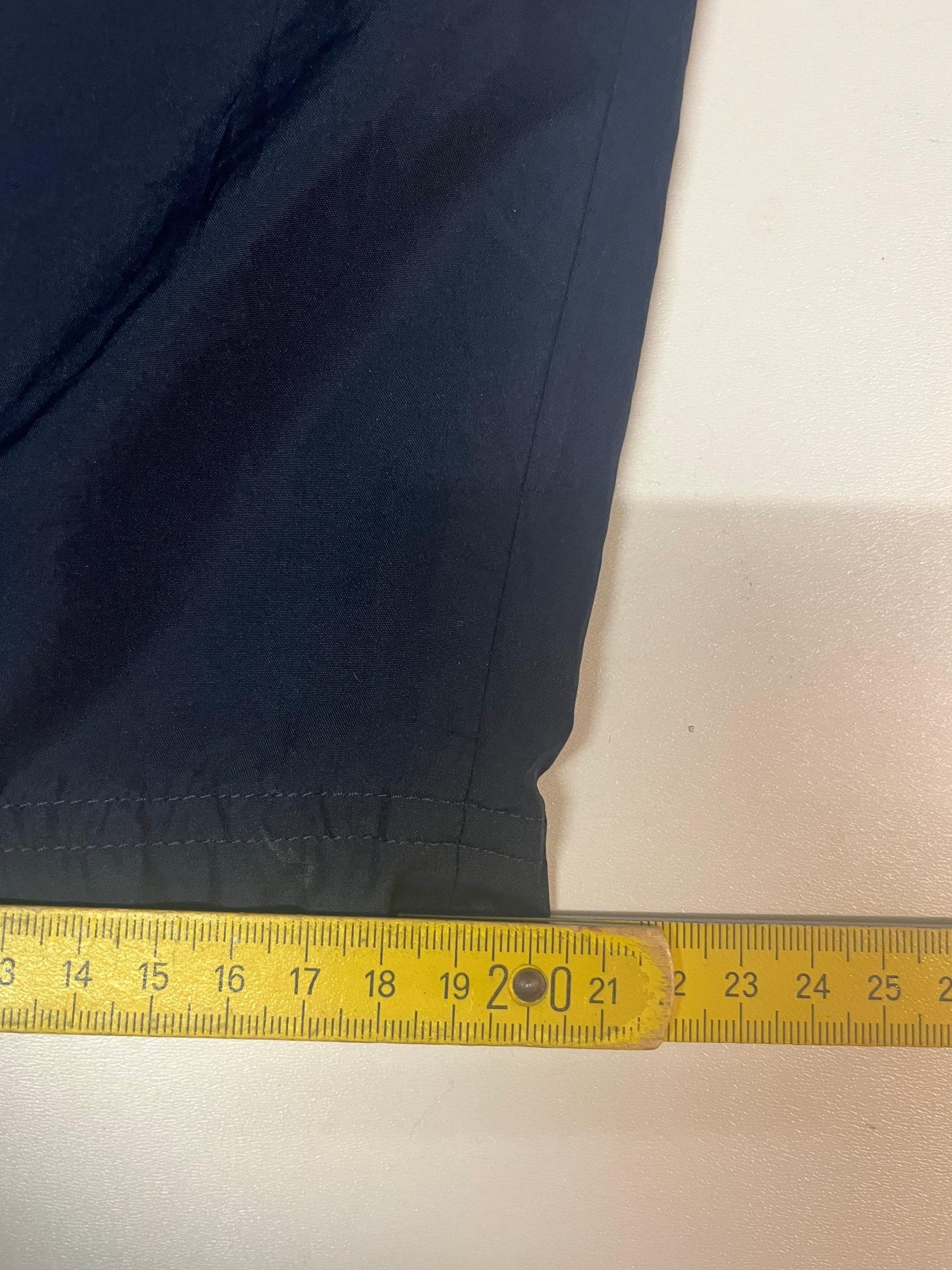 Entdecke unsere Vintage Track Pants von Nike und anderen Marken, erhältlich bei Valuxery.de - Dein Shop für trendige Vintage - Kleidung. Unsere Track Pants sind aus hochwertigen Materialien und