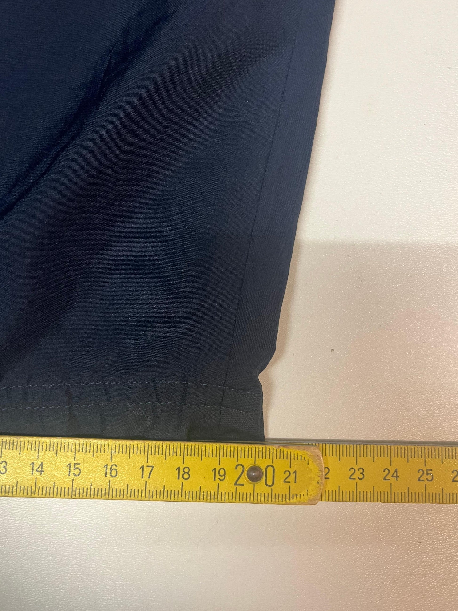 Entdecke unsere Vintage Track Pants von Nike und anderen Marken, erhältlich bei Valuxery.de - Dein Shop für trendige Vintage - Kleidung. Unsere Track Pants sind aus hochwertigen Materialien und
