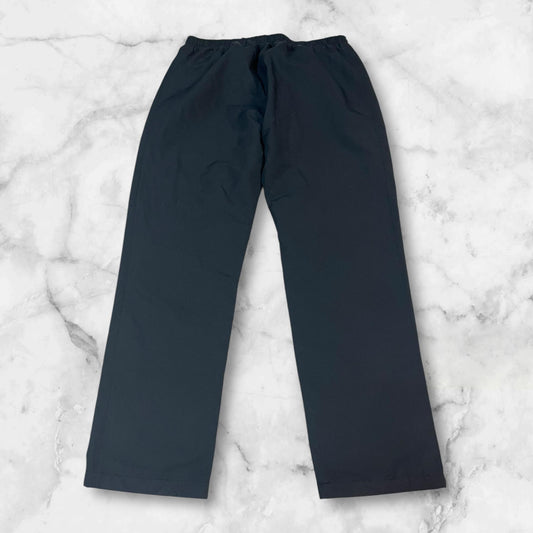 Entdecke unsere Vintage Track Pants von Nike und anderen Marken, erhältlich bei Valuxery.de - Dein Shop für trendige Vintage - Kleidung. Unsere Track Pants sind aus hochwertigen Materialien und