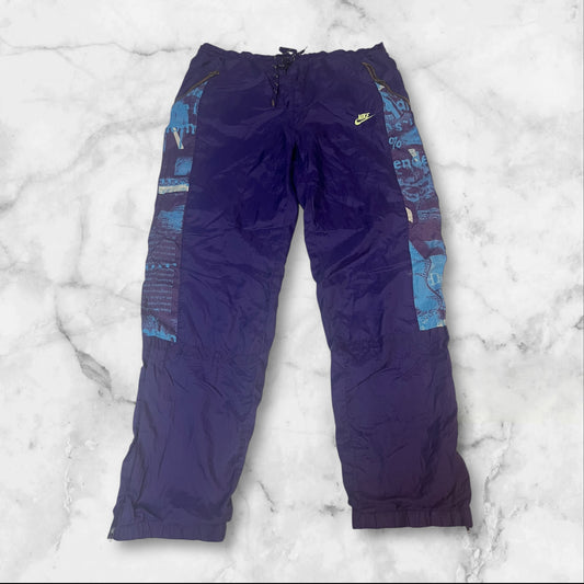 Entdecke unsere Vintage Track Pants von Nike und anderen Marken, erhältlich bei Valuxery.de - Dein Shop für trendige Vintage - Kleidung. Unsere Track Pants sind aus hochwertigen Materialien und