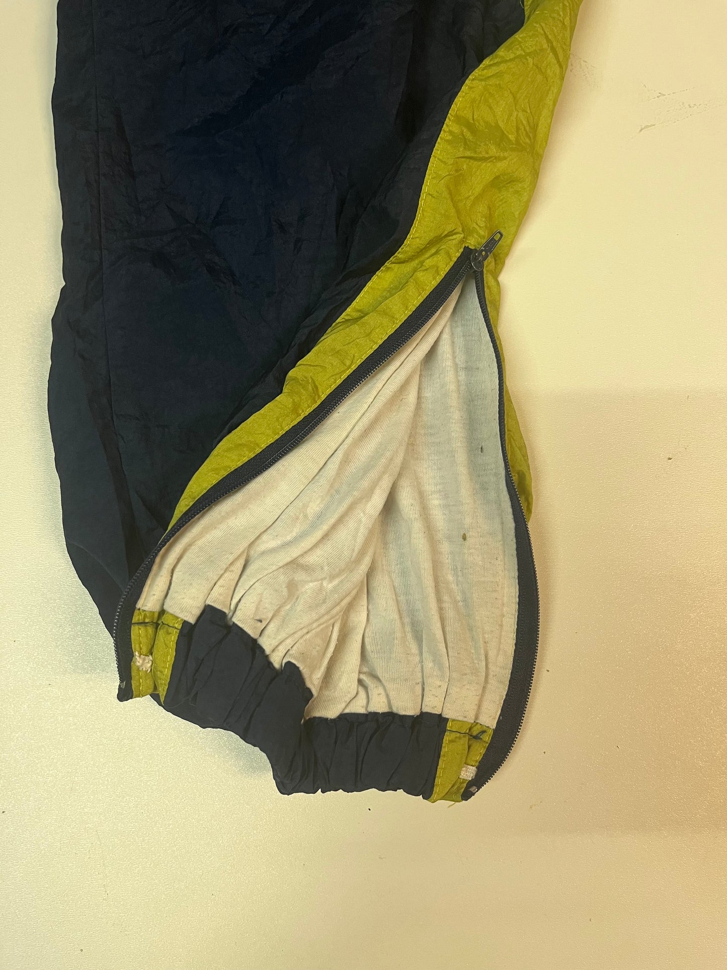 Entdecke unsere Vintage Track Pants von Nike und anderen Marken, erhältlich bei Valuxery.de - Dein Shop für trendige Vintage - Kleidung. Unsere Track Pants sind aus hochwertigen Materialien und