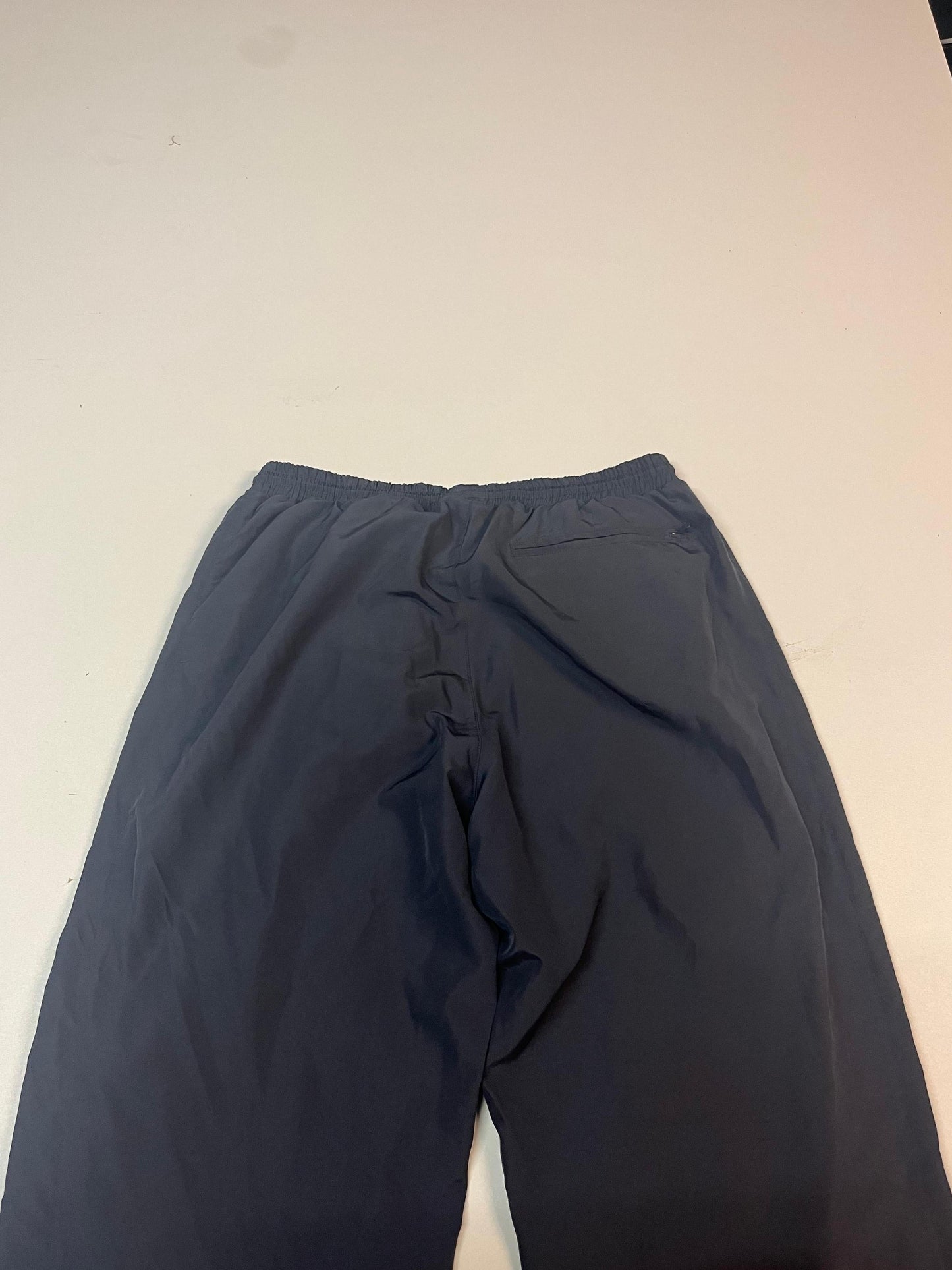 Entdecke unsere Vintage Track Pants von Nike und anderen Marken, erhältlich bei Valuxery.de - Dein Shop für trendige Vintage - Kleidung. Unsere Track Pants sind aus hochwertigen Materialien und