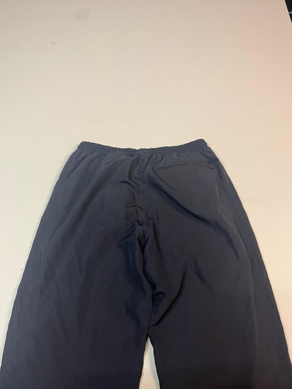 Entdecke unsere Vintage Track Pants von Nike und anderen Marken, erhältlich bei Valuxery.de - Dein Shop für trendige Vintage - Kleidung. Unsere Track Pants sind aus hochwertigen Materialien und