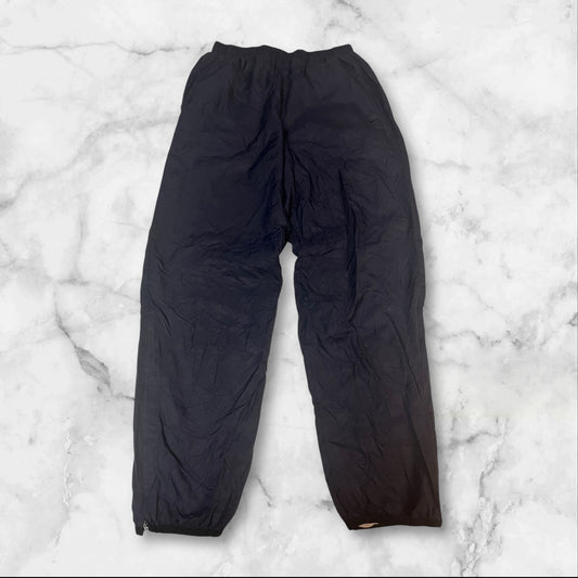 Entdecke unsere Vintage Track Pants von Nike und anderen Marken, erhältlich bei Valuxery.de - Dein Shop für trendige Vintage - Kleidung. Unsere Track Pants sind aus hochwertigen Materialien und