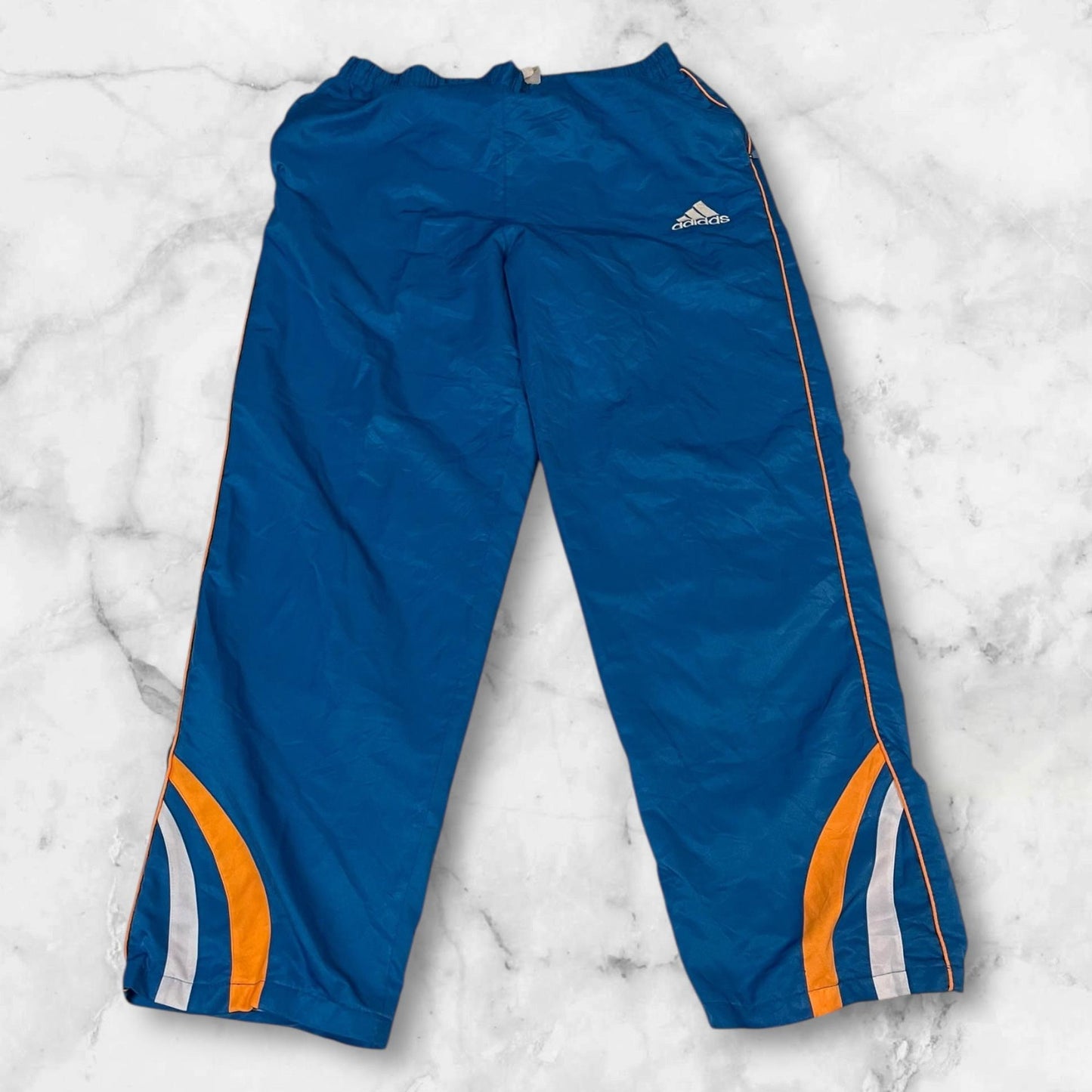 Entdecke unsere Vintage Track Pants von Nike und anderen Marken, erhältlich bei Valuxery.de - Dein Shop für trendige Vintage - Kleidung. Unsere Track Pants sind aus hochwertigen Materialien und