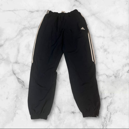 Entdecke unsere Vintage Track Pants von Nike und anderen Marken, erhältlich bei Valuxery.de - Dein Shop für trendige Vintage - Kleidung. Unsere Track Pants sind aus hochwertigen Materialien und