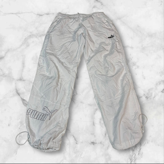 Entdecke unsere Vintage Track Pants von Nike und anderen Marken, erhältlich bei Valuxery.de - Dein Shop für trendige Vintage - Kleidung. Unsere Track Pants sind aus hochwertigen Materialien und