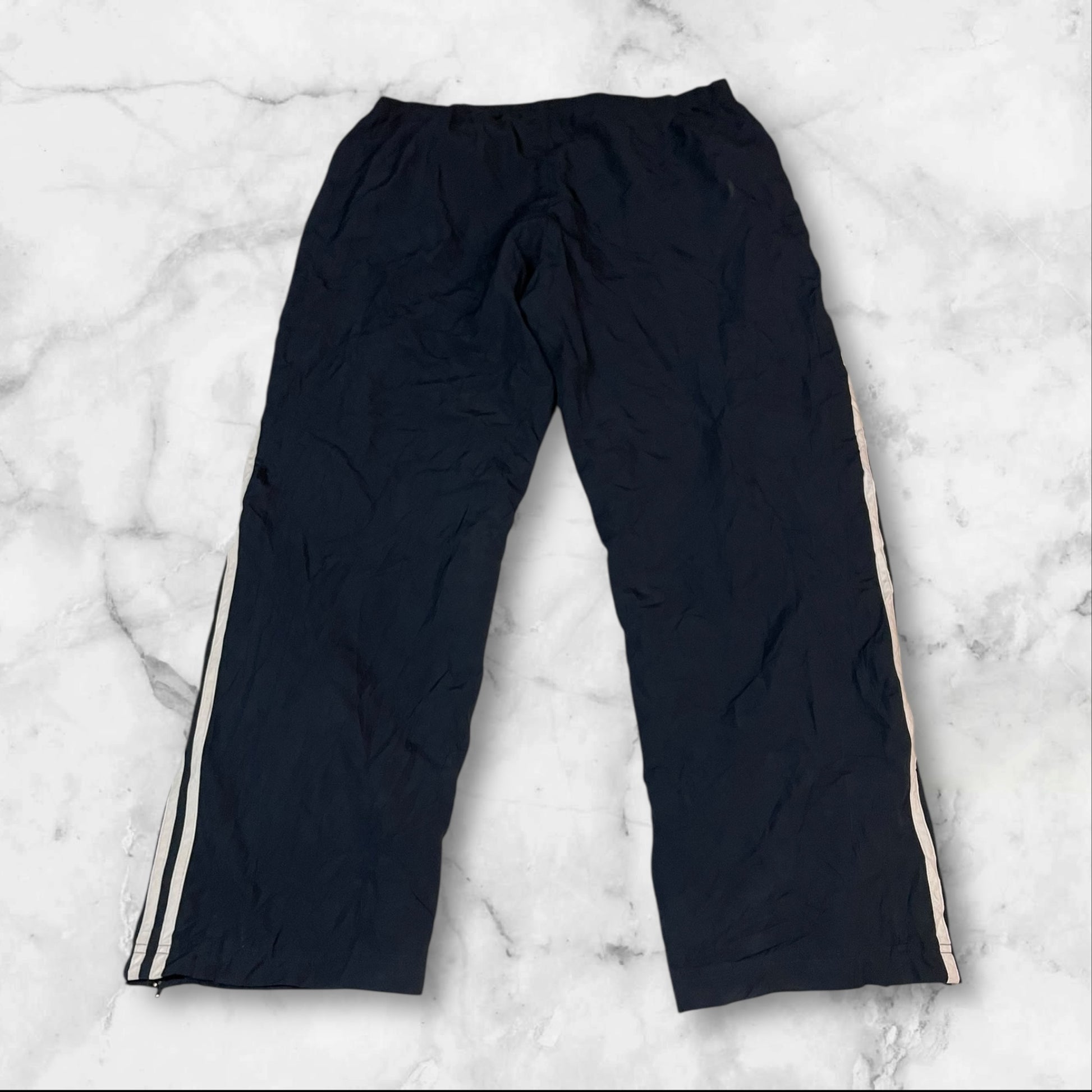 Entdecke unsere Vintage Track Pants von Nike und anderen Marken, erhältlich bei Valuxery.de - Dein Shop für trendige Vintage - Kleidung. Unsere Track Pants sind aus hochwertigen Materialien und