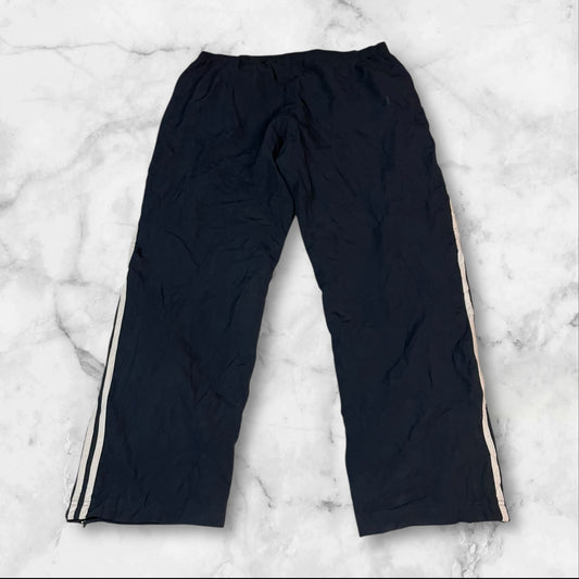 Entdecke unsere Vintage Track Pants von Nike und anderen Marken, erhältlich bei Valuxery.de - Dein Shop für trendige Vintage - Kleidung. Unsere Track Pants sind aus hochwertigen Materialien und