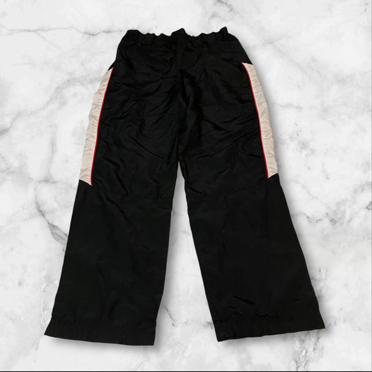 Entdecke unsere Vintage Track Pants von Nike und anderen Marken, erhältlich bei Valuxery.de - Dein Shop für trendige Vintage - Kleidung. Unsere Track Pants sind aus hochwertigen Materialien und