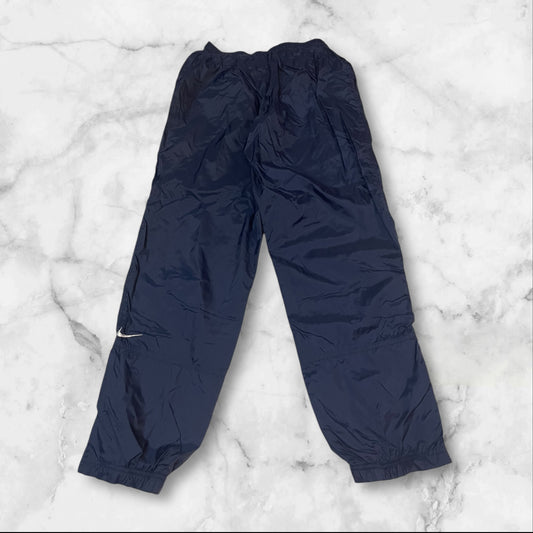 Entdecke unsere Vintage Track Pants von Nike und anderen Marken, erhältlich bei Valuxery.de - Dein Shop für trendige Vintage - Kleidung. Unsere Track Pants sind aus hochwertigen Materialien und