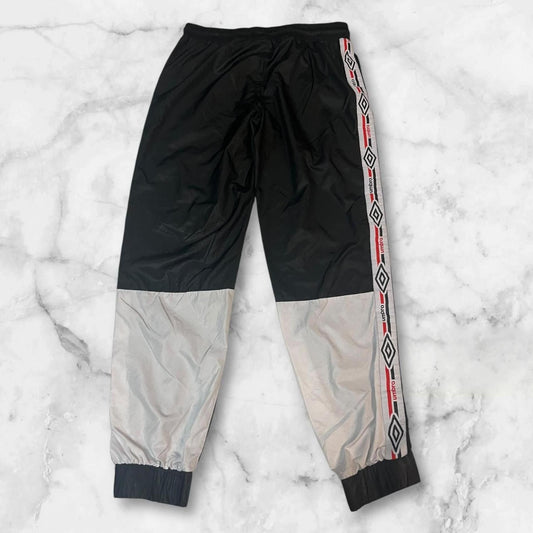 Entdecke unsere Vintage Track Pants von Nike und anderen Marken, erhältlich bei Valuxery.de - Dein Shop für trendige Vintage - Kleidung. Unsere Track Pants sind aus hochwertigen Materialien und