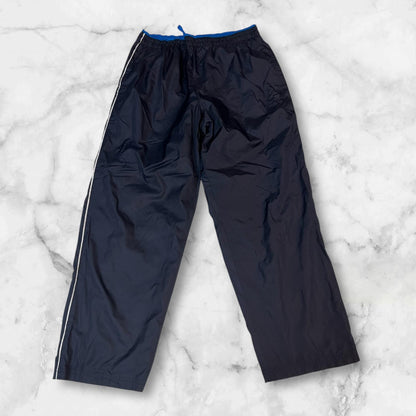 Entdecke unsere Vintage Track Pants von Nike und anderen Marken, erhältlich bei Valuxery.de - Dein Shop für trendige Vintage - Kleidung. Unsere Track Pants sind aus hochwertigen Materialien und