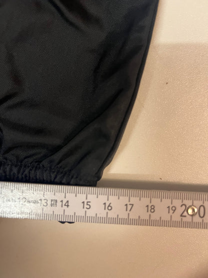 Entdecke unsere Vintage Track Pants von Nike und anderen Marken, erhältlich bei Valuxery.de - Dein Shop für trendige Vintage - Kleidung. Unsere Track Pants sind aus hochwertigen Materialien und