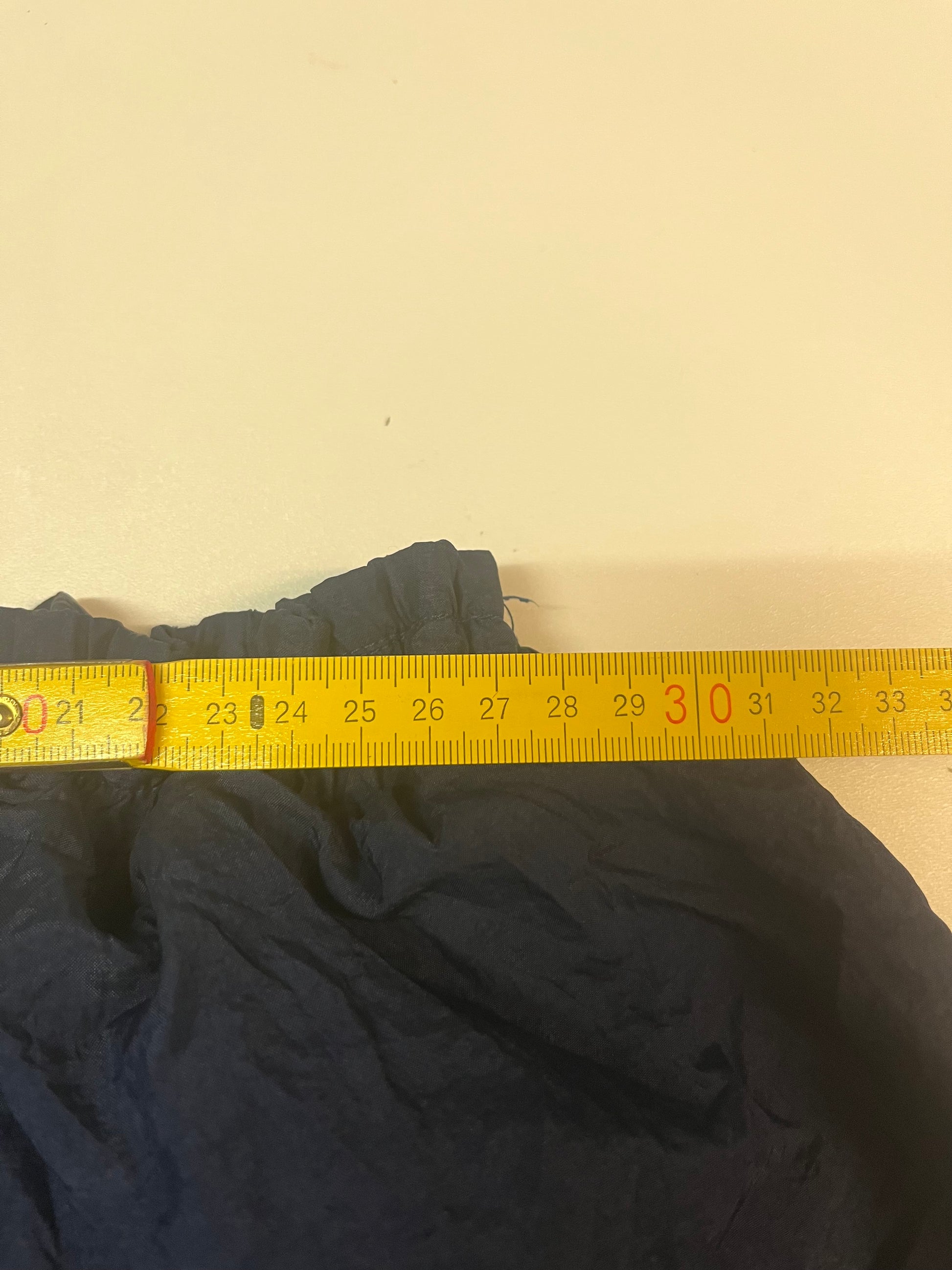Entdecke unsere Vintage Track Pants von Nike und anderen Marken, erhältlich bei Valuxery.de - Dein Shop für trendige Vintage - Kleidung. Unsere Track Pants sind aus hochwertigen Materialien und